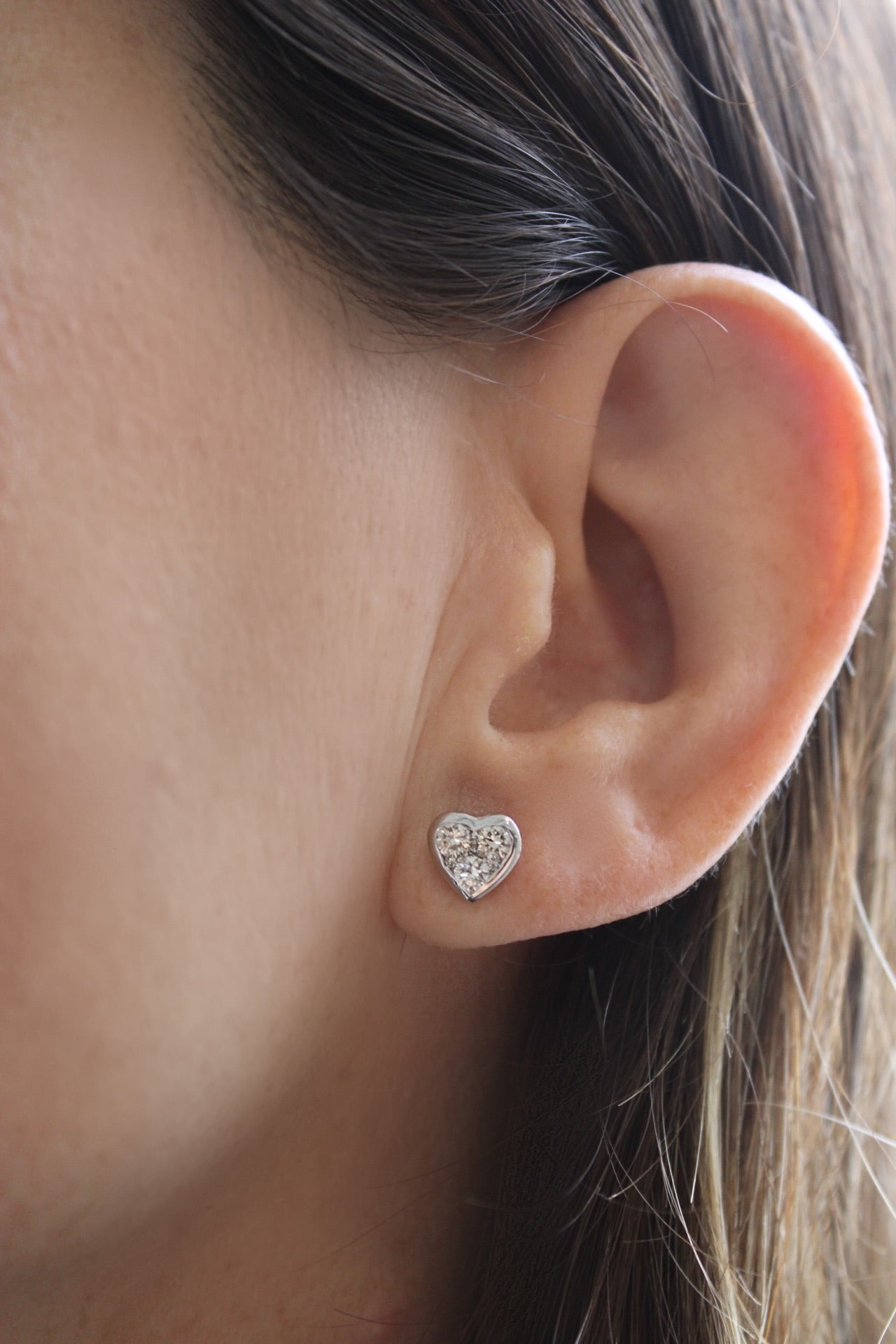 ROUNDED DIAMONDS HEART STUDS