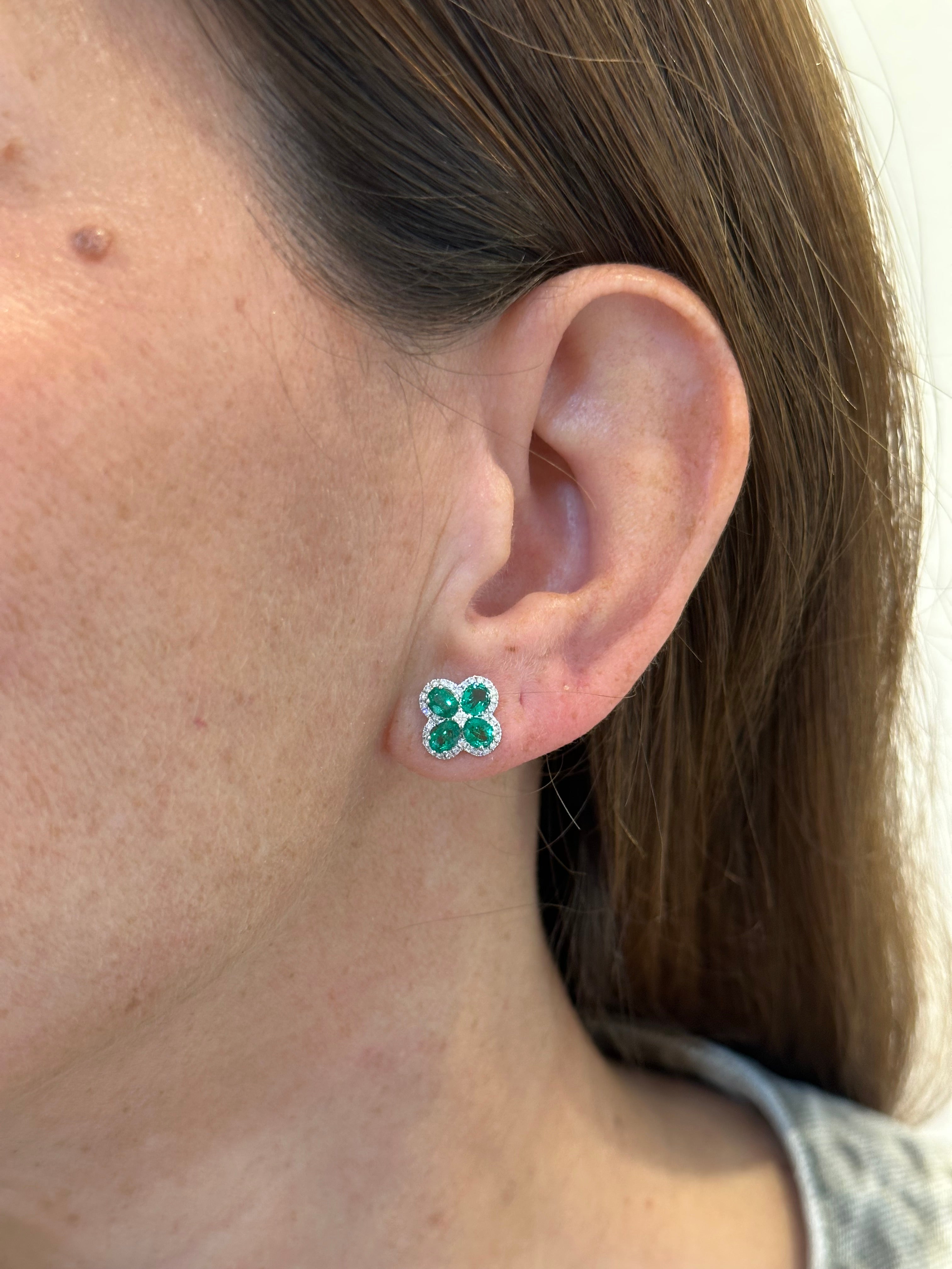 FOUR-PETAL EMERALD EARRINGS
