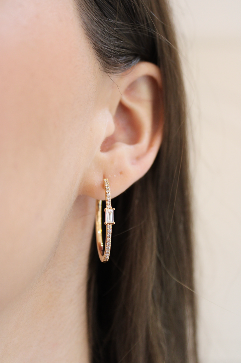 DIAMOND CENTER BAGUETTE HOOPS.