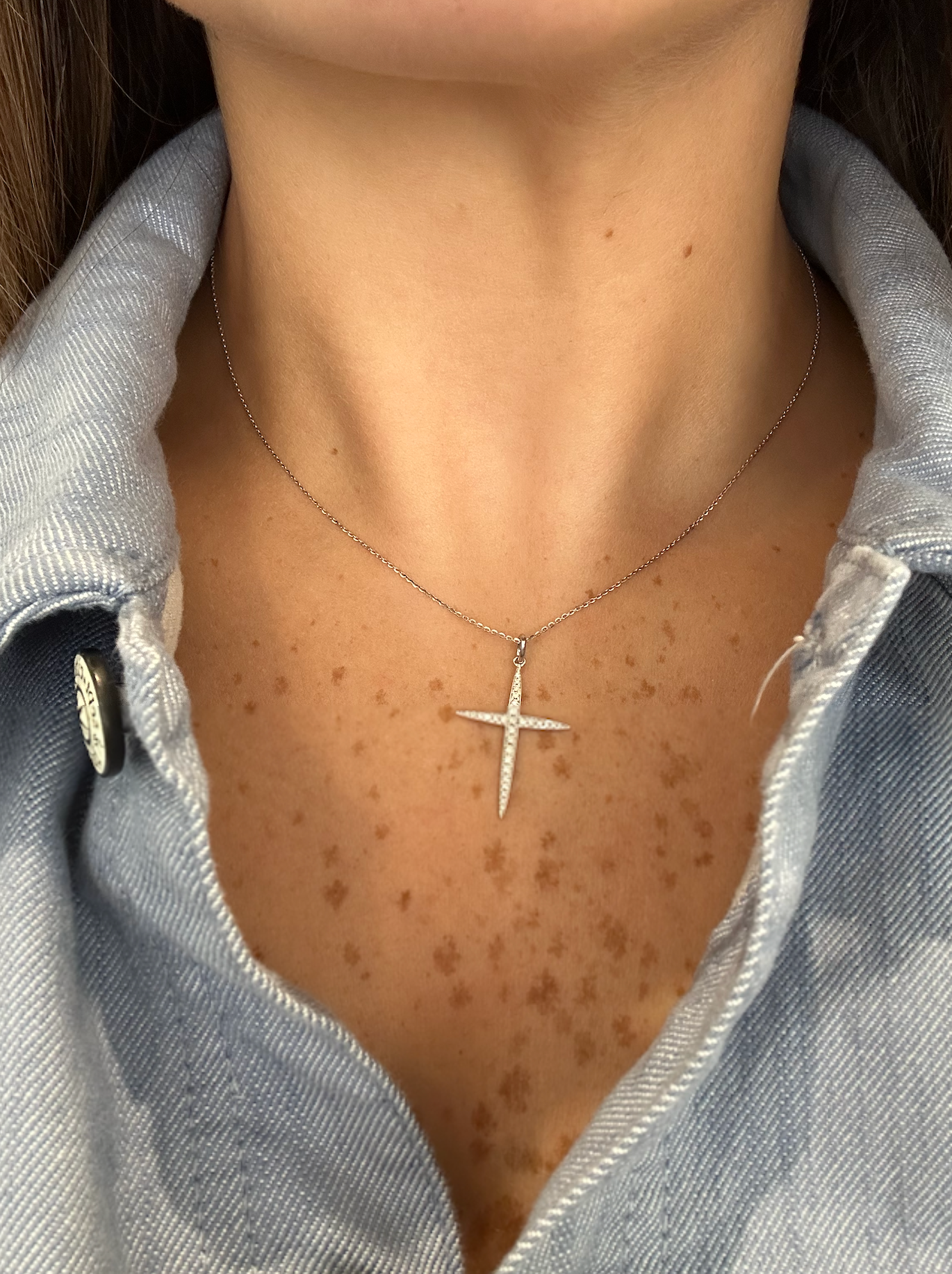 DIAMOND SLEEK CROSS PENDANT NECKLACE