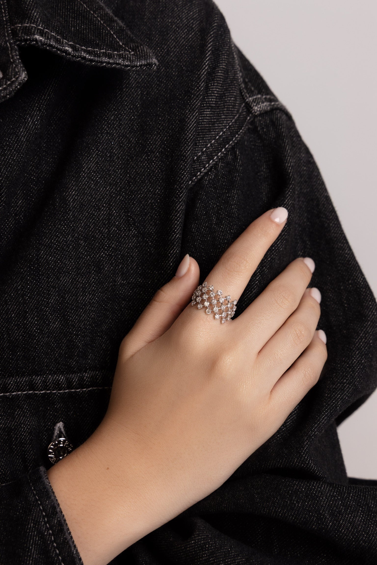 WHITE GOLD AND DIAMONDS MESH RING