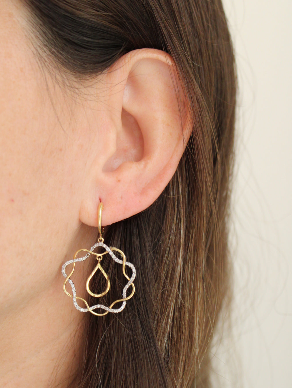 YELLOW GOLD ENGRAVED DIAMOND ROUND DROPS