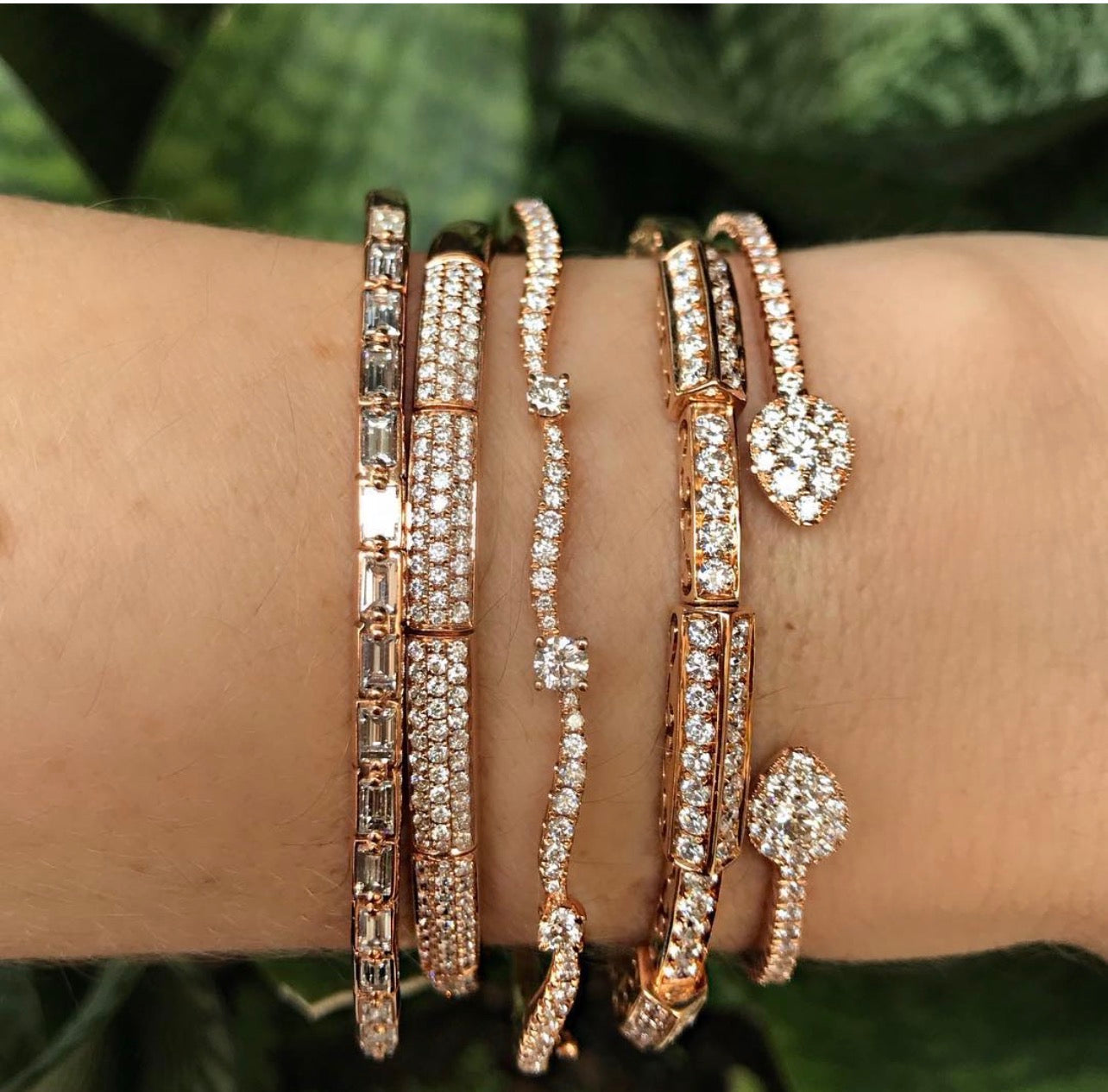 WAVE DOTTED BANGLE