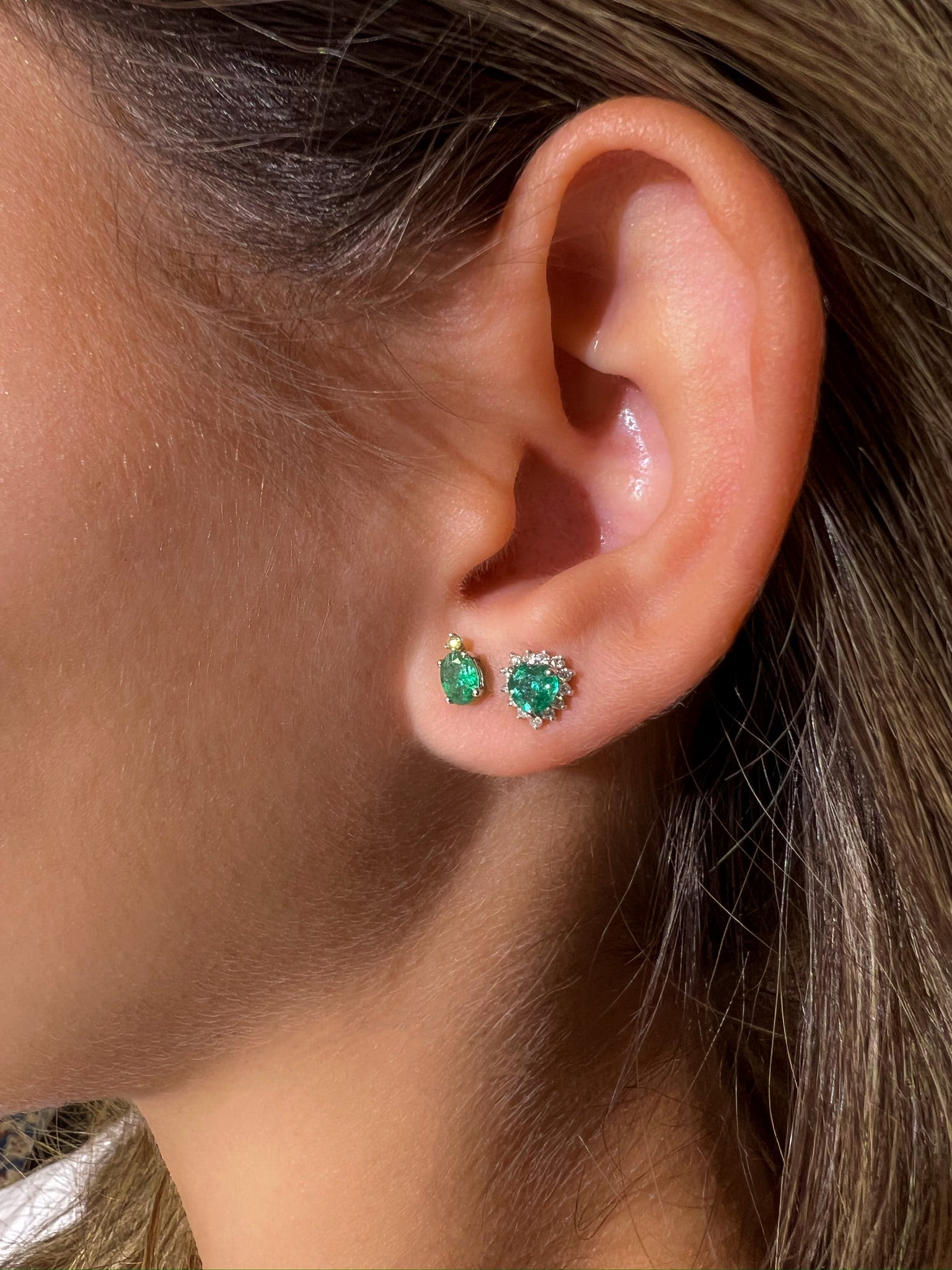 MINI EMERALD HEART STUDS