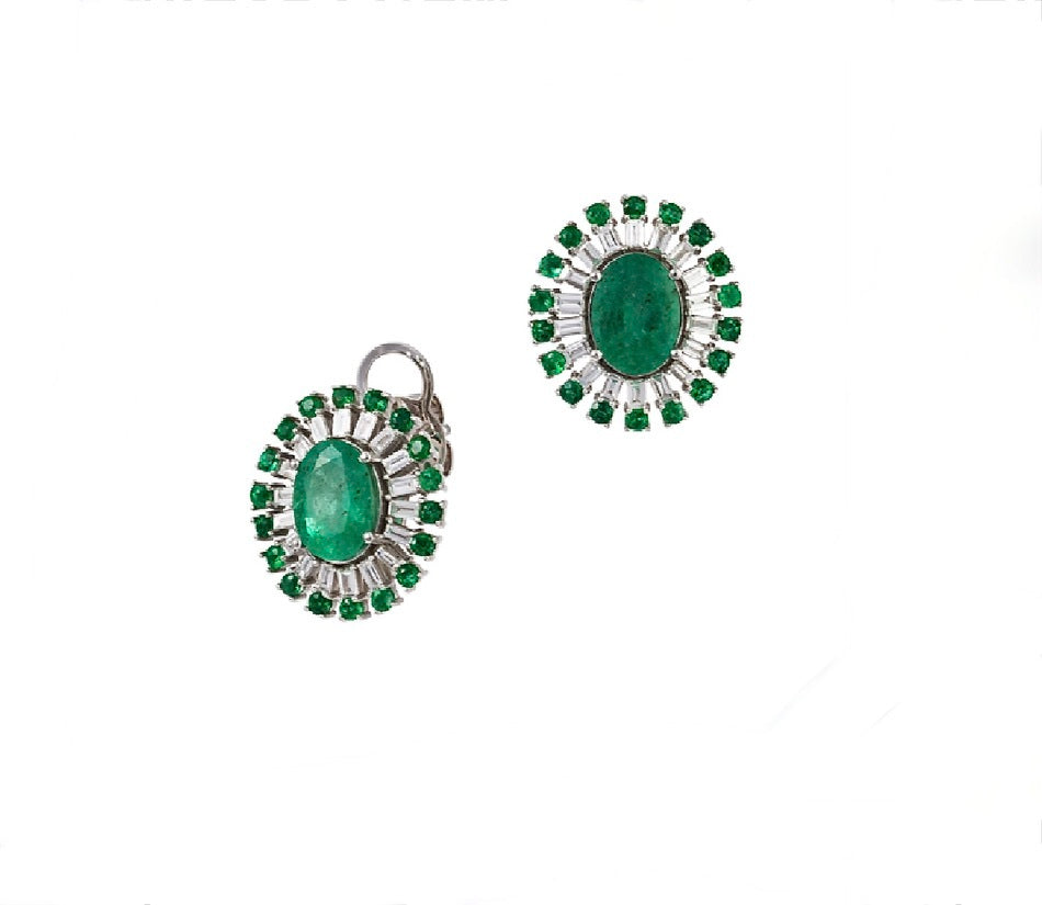 ARETES DE ESMERALDAS CON OVAL Y BAGUETTES DE BRILLANTES