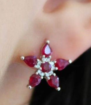 ARETES FLOR DE RUBI CON BRILLANTITOS
