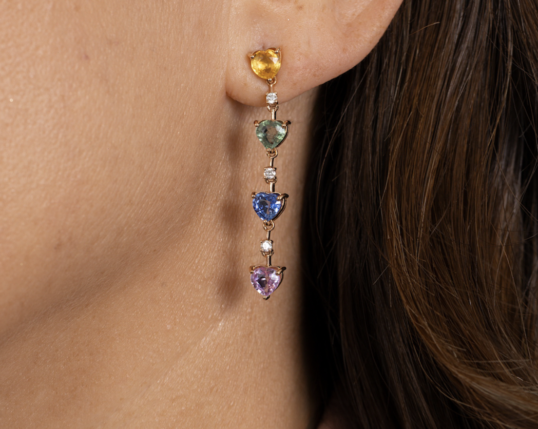 ARETES LARGOS DE CORAZONES DE ZAFIROS DE COLORES