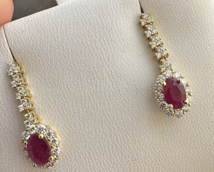 ARETES PEQUENOS DE OVAL RUBI Y BRILLANTES EN ORO AMARILLO