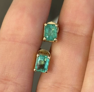 EMERALD STUDS
