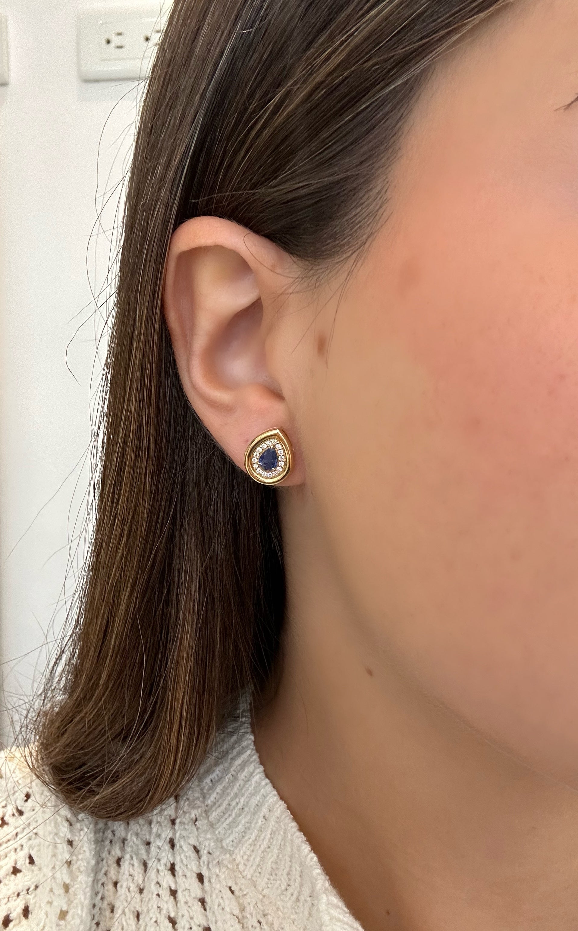 TEAR-DROP SAPPHIRE STUDS