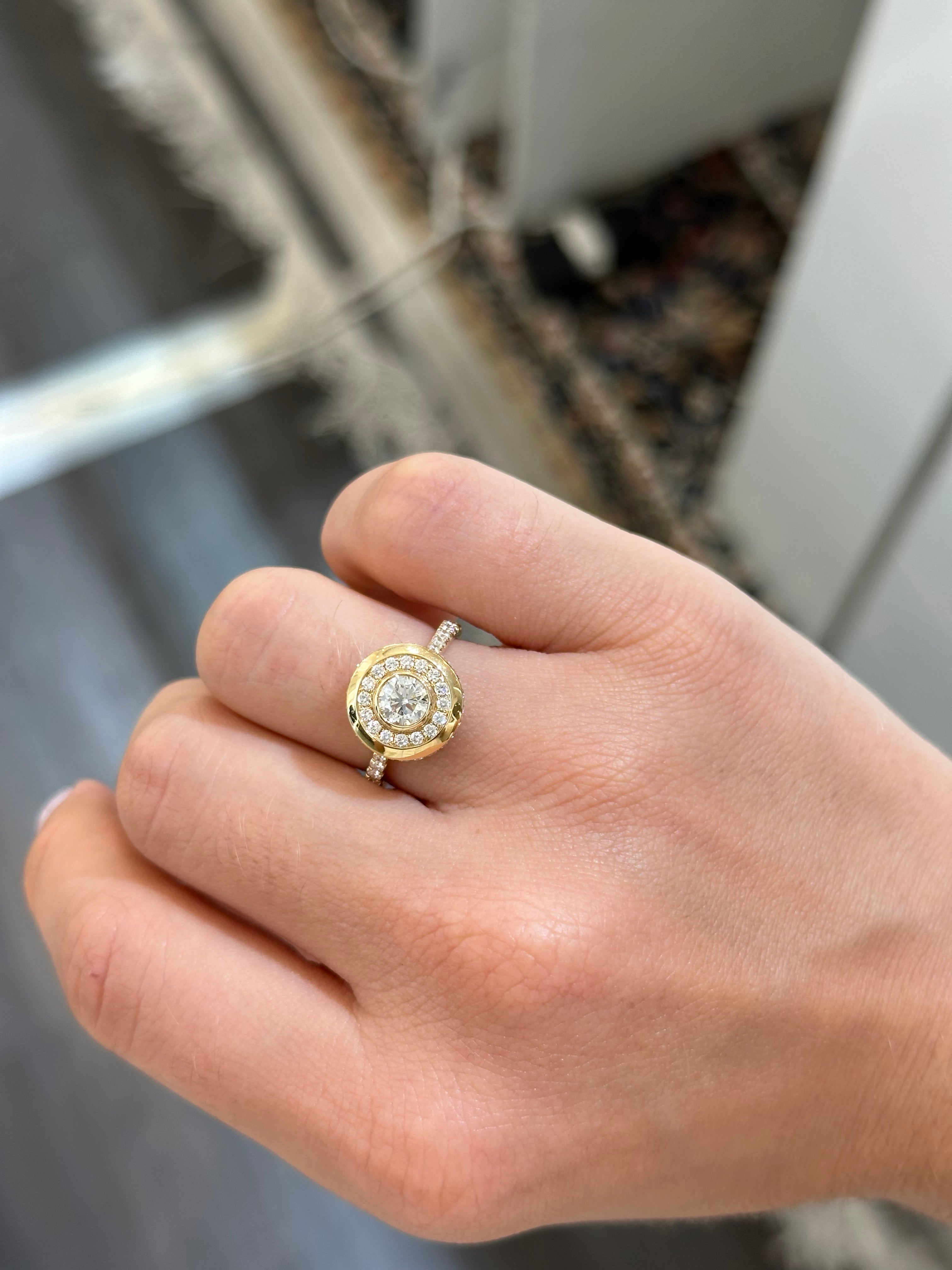 GOLDEN ROUNDED DIAMOND RING