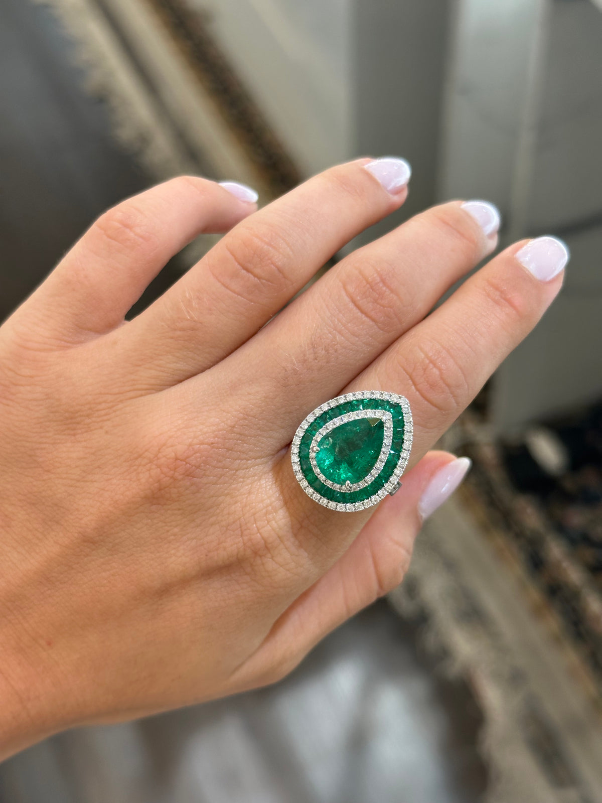 TEAR-DROP EMERALD COCKTAIL RING
