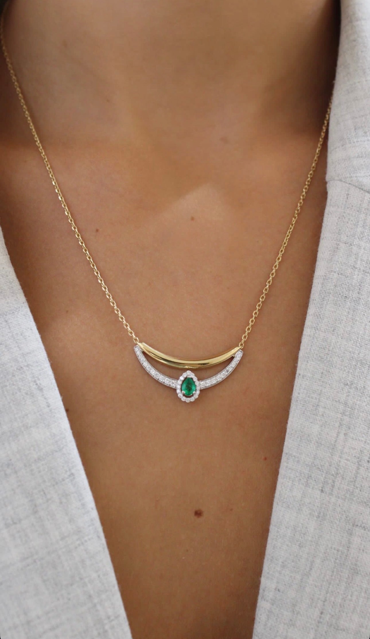 CURVE EMERALD DOT AND DIAMOND PENDANT