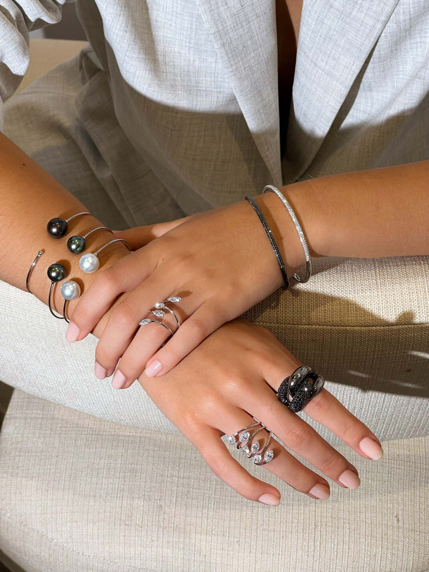 BANGLE STRAIGHT BRILLANTES NEGROS