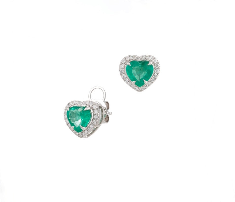 STUDS DE DIAMANTES Y ESMERALDAS EN FORMA DE CORAZON