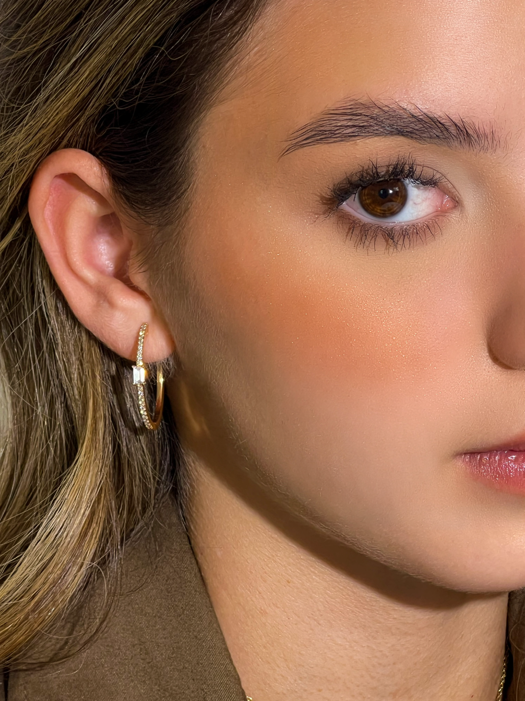 DIAMOND CENTER BAGUETTE HOOPS.