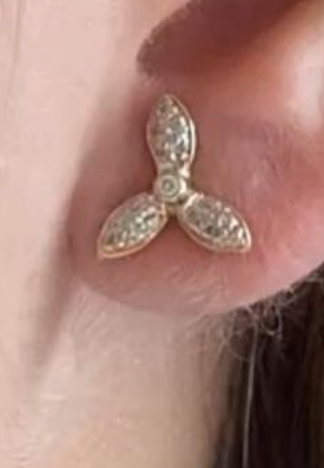 THREE-PETAL YELLOW GOLD FLOWERS WITH DIAMONDS