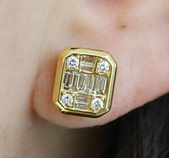 YELLOW GOLD STUD EARRINGS WITH BAGUETTE AND ROUND DIAMONDS